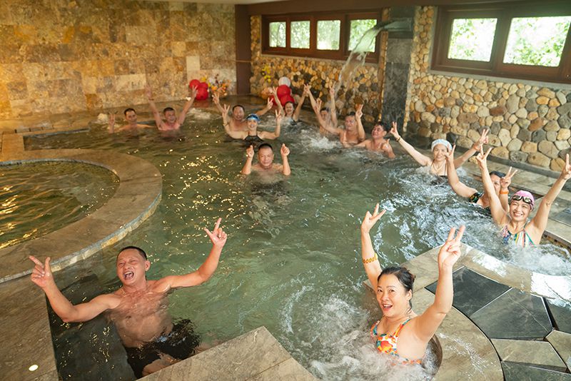 Tắm khoáng nóng ở Sơn Tây