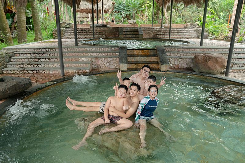 Tắm khoáng nóng ở Sơn Tây