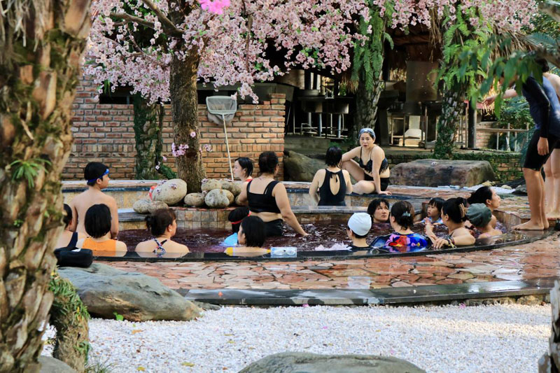 Tắm Onsen hoa hồng